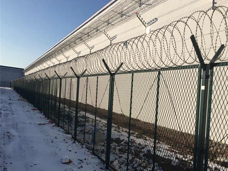 監獄鋼網墻施工完畢