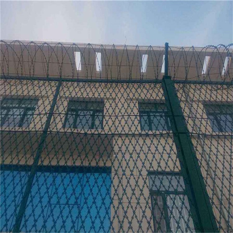 石家莊監(jiān)獄鋼網(wǎng)墻安裝刀刺網(wǎng)效果圖片4 石家莊監(jiān)獄鋼網(wǎng)墻安裝刀刺網(wǎng)效果圖片4
