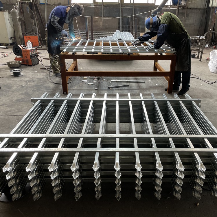 熱銷鋅鋼圍墻柵欄加工現(xiàn)場(chǎng)圖片2