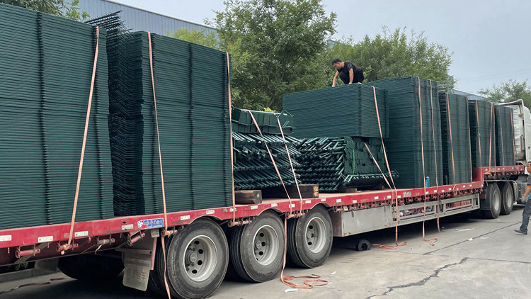 發(fā)貨機場隔離圍網(wǎng)18631858321 發(fā)貨機場隔離圍網(wǎng)18631858321