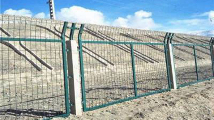 8001鐵路防護(hù)柵欄18631858321