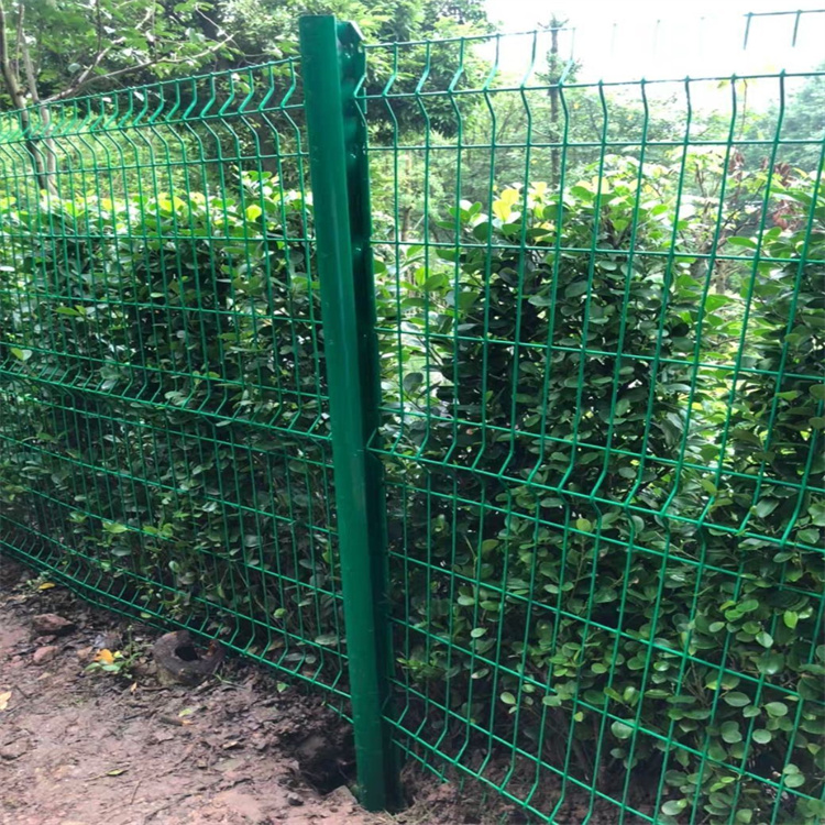 綠地鐵絲網