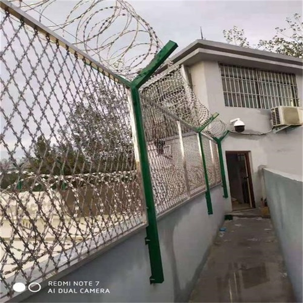 監(jiān)獄焊接刀片刺網(wǎng)圖片3 監(jiān)獄焊接刀片刺網(wǎng)圖片3