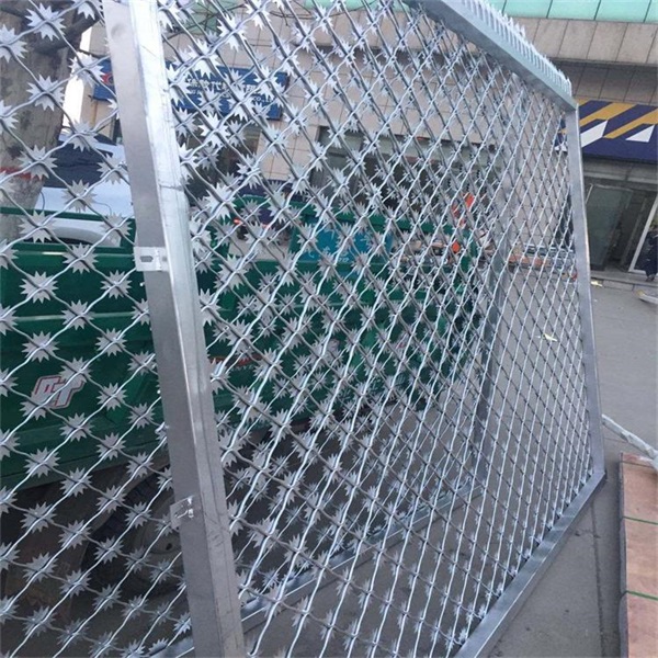 熱鍍鋅梅花刺隔離網(wǎng)圖片2 熱鍍鋅梅花刺隔離網(wǎng)圖片2