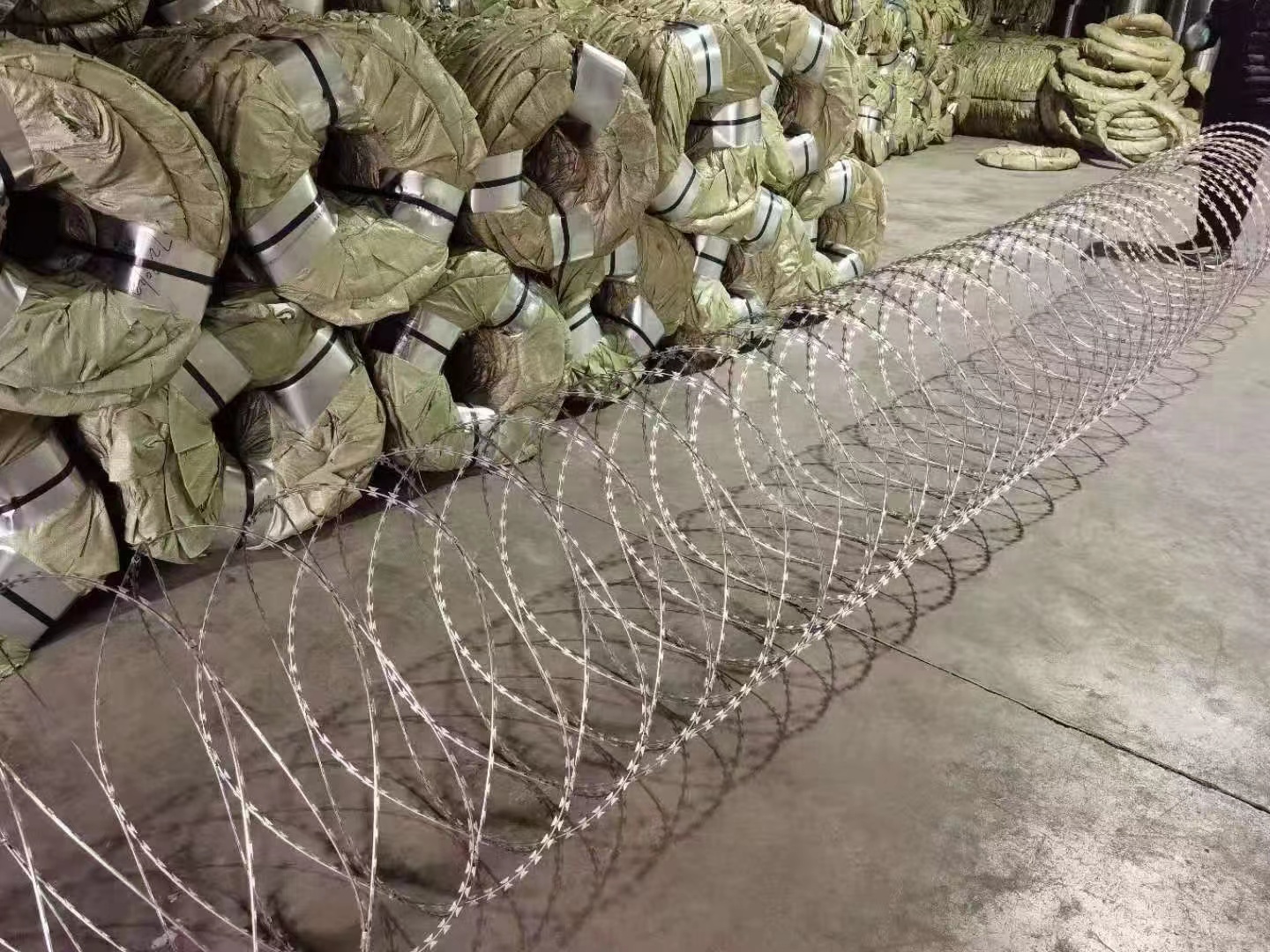 蛇腹形(型)刀刺網(wǎng)圖片2 蛇腹形(型)刀刺網(wǎng)圖片2