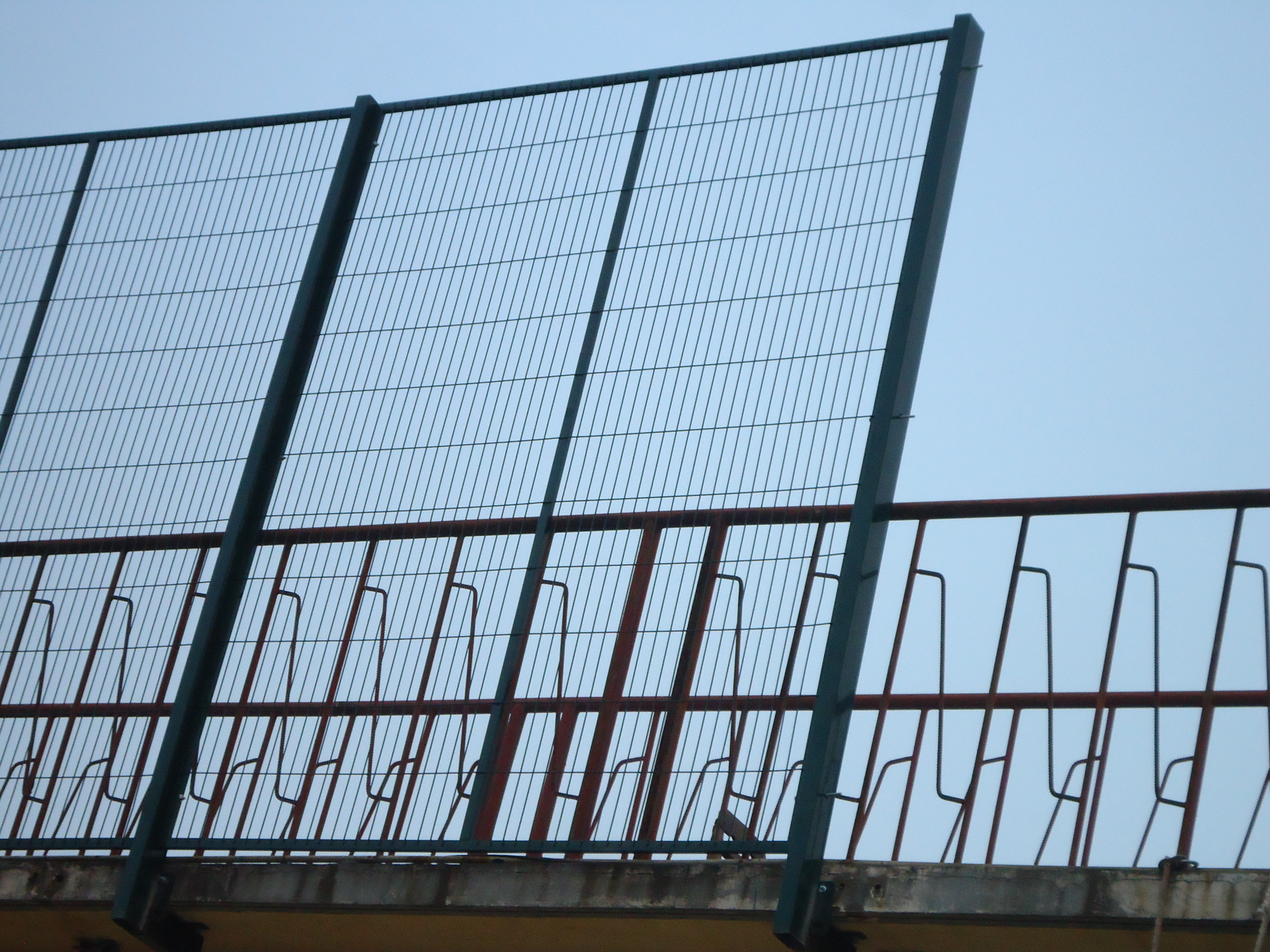 監獄巡邏道鋼網墻圖片2